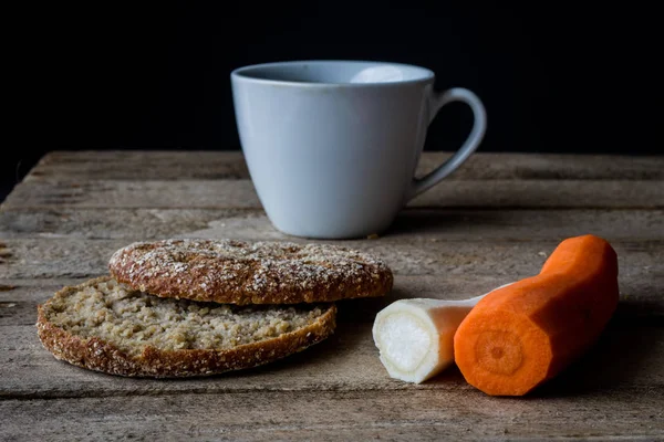 Tazza Con Caffè Pane Tavolo Legno Colazione Preparata Mangiare Sfondo — Foto Stock