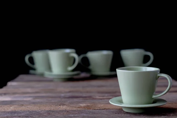 Canecas Café Uma Mesa Madeira Fundo Preto — Fotografia de Stock