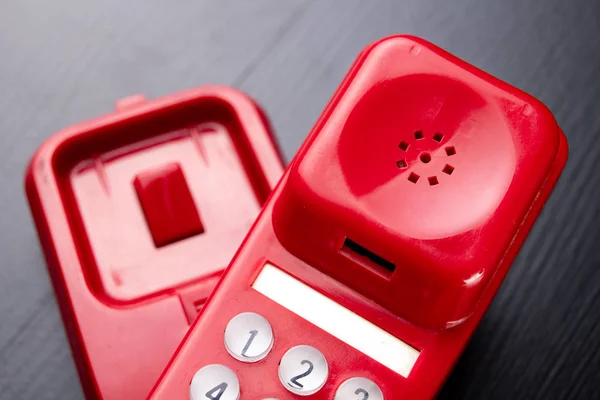 Vieux Téléphone Analogique Téléphone Rouge Sur Une Table Noire Bois — Photo