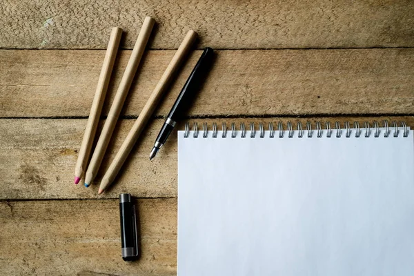 Ołówek Notes Drewnianym Stole — Zdjęcie stockowe