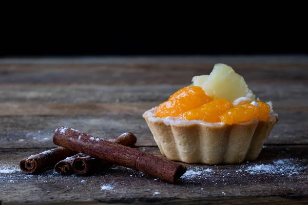 Leckere Cupcake Auf Dem Küchentisch Dunkler Hintergrund — Stockfoto