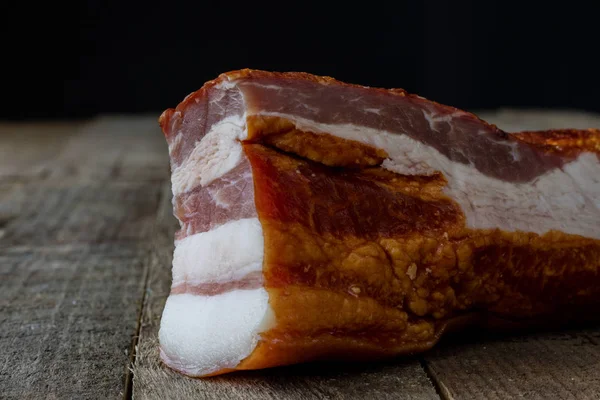 Lekkere Spek Een Houten Keukentafel — Stockfoto