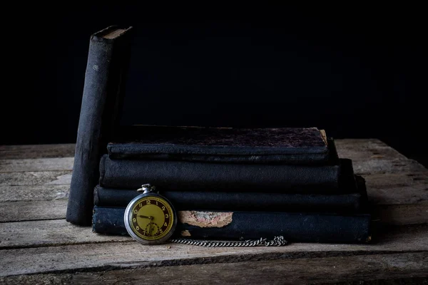 Altes Buch Und Taschenuhr Auf Einem Holztisch — Stockfoto