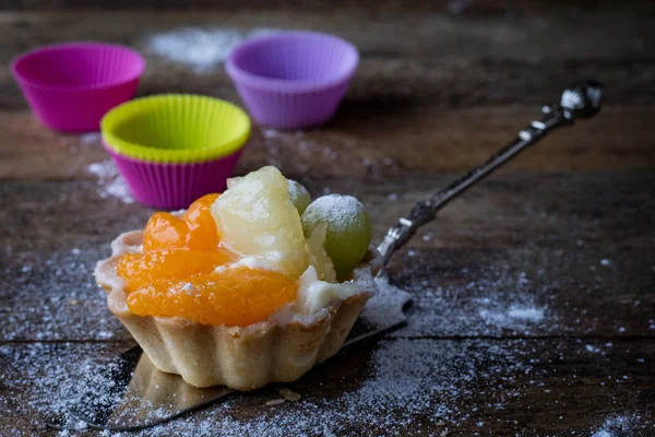 Leckere Cupcake Auf Dem Küchentisch Dunkler Hintergrund — Stockfoto