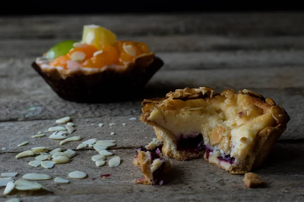 Cupcake Mit Frischen Früchten Auf Einem Hölzernen Küchentisch Dunkler Hintergrund — Stockfoto