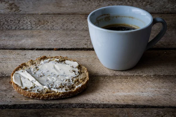 Tazza Con Caffè Pane Tavolo Legno Colazione Preparata Mangiare Sfondo — Foto Stock