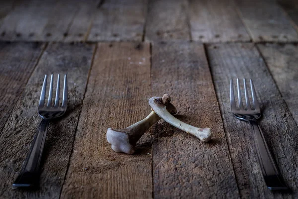 Essensreste Auf Einem Holztisch Dunkler Hintergrund — Stockfoto