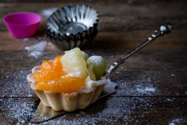 Leckere Cupcake Auf Dem Küchentisch Dunkler Hintergrund — Stockfoto