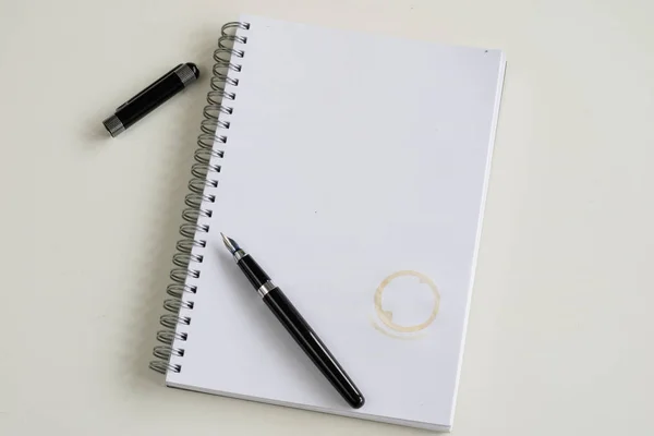 Notebook Pen Een Witte Tafel Het Kantoor — Stockfoto