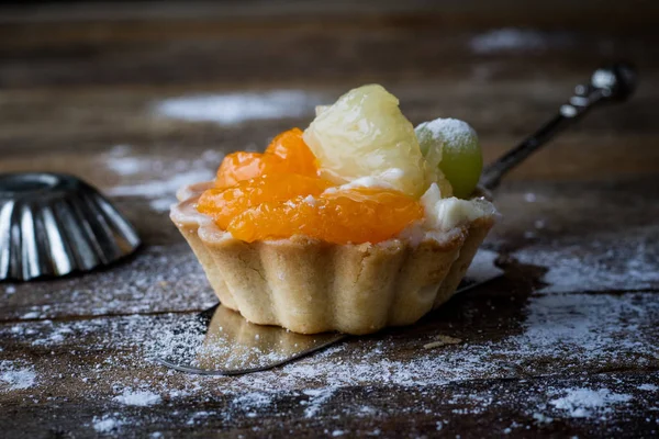 Leckere Cupcake Auf Dem Küchentisch Dunkler Hintergrund — Stockfoto