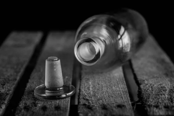 Metall Flaska Med Vodka Och Ett Glas Ett Träbord — Stockfoto