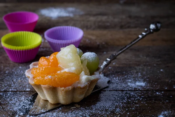 Leckere Cupcake Auf Dem Küchentisch Dunkler Hintergrund — Stockfoto