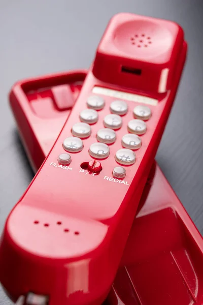 Oude Analoge Telefoon Rode Telefoon Een Houten Donkere Tafel Zwarte — Stockfoto