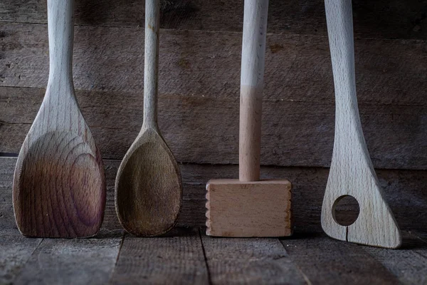 Naczynia Kuchenne Drewniane Stole Kuchni — Zdjęcie stockowe