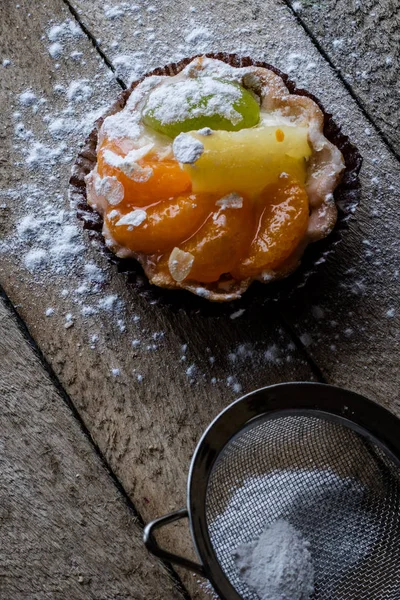 Degustación Magdalenas Con Frutas Frescas Una Mesa Cocina Madera Fondo —  Fotos de Stock