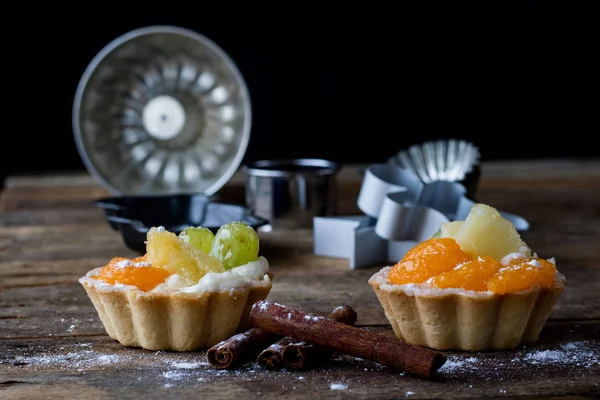 Leckere Cupcake Auf Dem Küchentisch Dunkler Hintergrund — Stockfoto