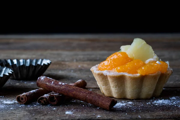 Leckere Cupcake Auf Dem Küchentisch Dunkler Hintergrund — Stockfoto