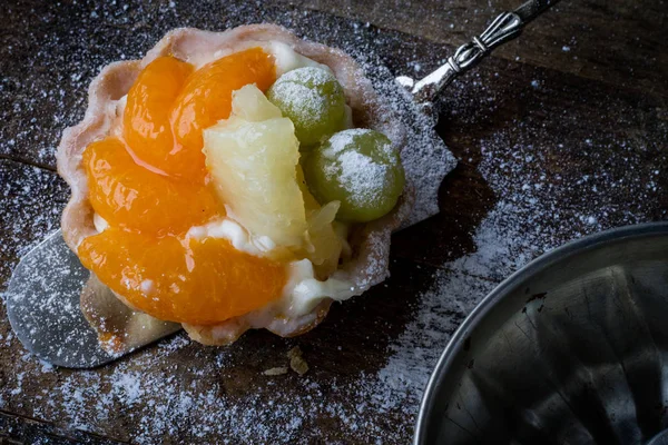 Leckere Cupcake Auf Dem Küchentisch Dunkler Hintergrund — Stockfoto