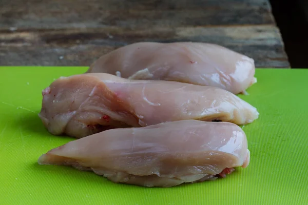 보드에 닭고기 — 스톡 사진