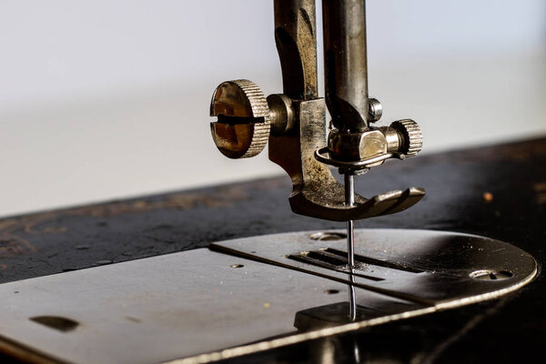 Швейная машина в пошивочном цехе
.