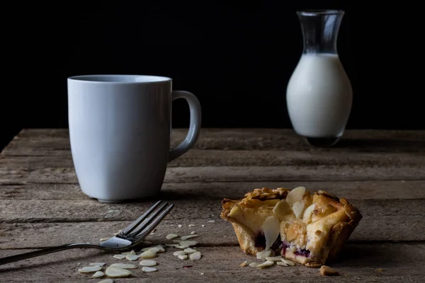 Proeverij Cupcake Met Vers Fruit Een Houten Keukentafel Donkere Achtergrond — Stockfoto