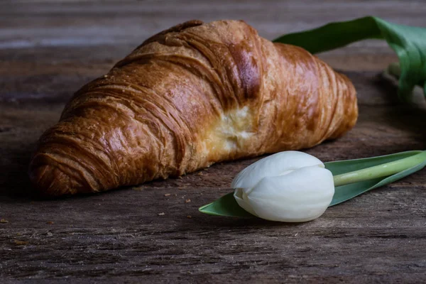 Croissant Flor Uma Mesa Madeira — Fotografia de Stock