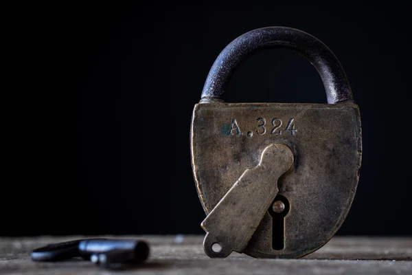 Oude Hangslot Sleutel Een Houten Tafel Donkere Achtergrond — Stockfoto