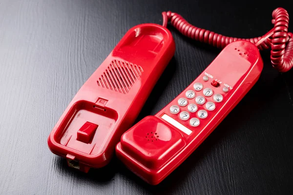 Παλιό Αναλογικό Τηλέφωνο Κόκκινο Τηλέφωνο Ένα Ξύλινο Τραπέζι Σκούρο Μαύρο — Φωτογραφία Αρχείου