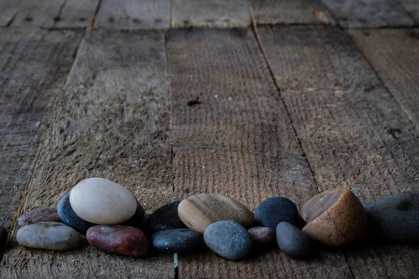 Pequeñas Piedras Redondas Sobre Una Mesa Madera Fondo Oscuro — Foto de Stock