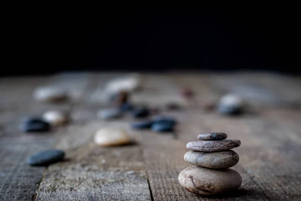 Μικρό Στρογγυλό Πέτρες Ένα Ξύλινο Τραπέζι Σκούρο Φόντο — Φωτογραφία Αρχείου