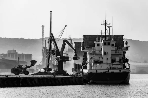 Descarga Materiales Granel Puerto Muelle Portuario Gdynia Europa Central —  Fotos de Stock