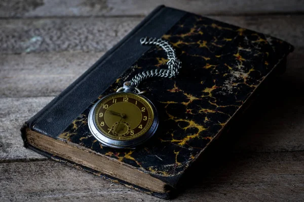 Livro Velho Relógio Bolso Uma Mesa Madeira — Fotografia de Stock