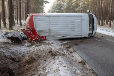 Podlesie, pomorskie / Polonya - Ocak, 30, 2019: bir trafik kazası bir teslimat aracın ormandaki buzlu bir yolda. Kış sezon.
