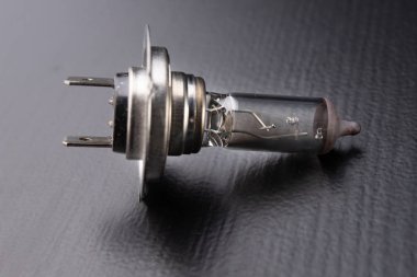 Yanmış araba hafif. Eski araba parçaları yıpranmış. Siyah arka plan.