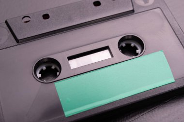 Metin giriş alanı olan ses kaset. Kaset açıklama olmadan. Koyu arka plan.