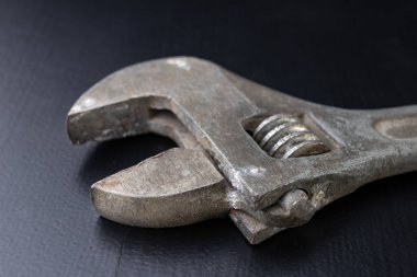 Eski bir özel anahtarı için bir tesisatçı. Ev tamir için araçlar. Koyu arka plan.