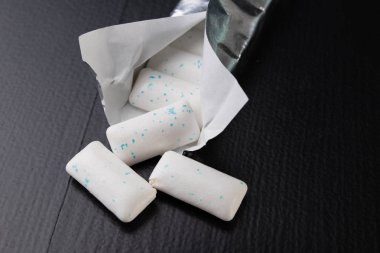 Masada sakız. Nane gümüş bir paket tablet yenileniyor. Koyu arka plan.