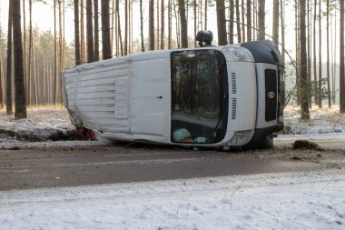 Podlesie, pomorskie / Polonya - Ocak, 30, 2019: bir trafik kazası bir teslimat aracın ormandaki buzlu bir yolda. Kış sezon.