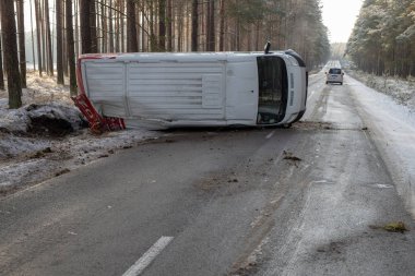 Podlesie, pomorskie / Polonya - Ocak, 30, 2019: bir trafik kazası bir teslimat aracın ormandaki buzlu bir yolda. Kış sezon.