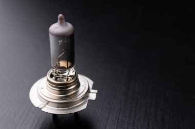 Yanmış araba hafif. Eski araba parçaları yıpranmış. Siyah arka plan.