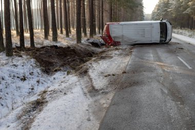 Podlesie, pomorskie / Polonya - Ocak, 30, 2019: bir trafik kazası bir teslimat aracın ormandaki buzlu bir yolda. Kış sezon.