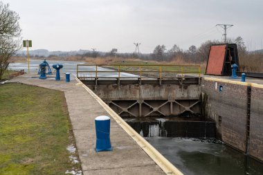 Küçük bir kanal üzerinde küçük bir kilit. Eski hydrotechnical inşaat. Kış sezon.