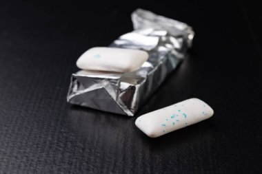 Masada sakız. Nane gümüş bir paket tablet yenileniyor. Koyu arka plan.