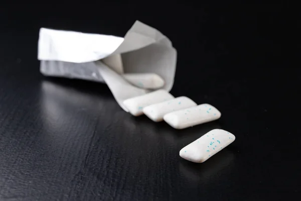 Masada Sakız Nane Gümüş Bir Paket Tablet Yenileniyor Koyu Arka — Stok fotoğraf