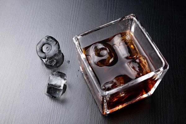 Холодный Напиток Льдом Тёмном Столе Холодный Напиток Стакане Чёрный Фон — стоковое фото