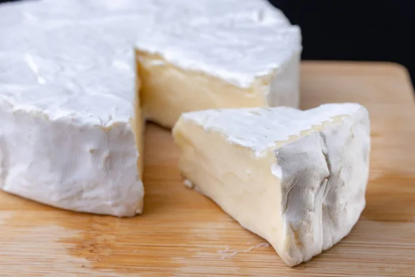 Sabroso Queso Azul Una Tabla Madera Prepararon Platos Italianos Mesa —  Fotos de Stock