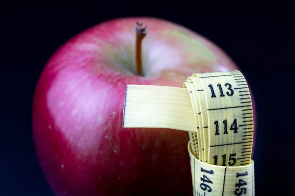 Mele Saporite Mature Avvolte Metro Frutta Tavolo Scuro Fondo Nero — Foto Stock