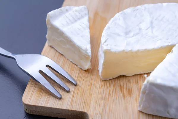 Sabroso Queso Azul Una Tabla Madera Prepararon Platos Italianos Mesa —  Fotos de Stock