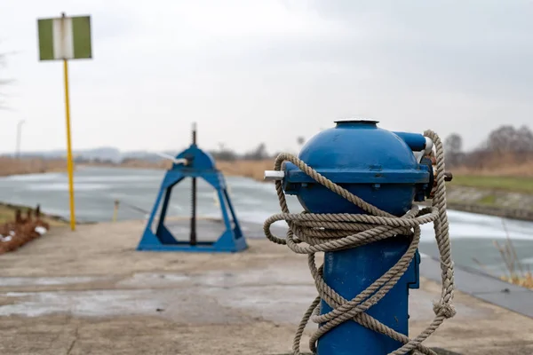 Küçük Bir Kanal Üzerinde Küçük Bir Kilit Eski Hydrotechnical Inşaat — Stok fotoğraf