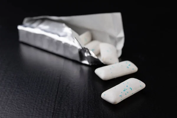 Masada Sakız Nane Gümüş Bir Paket Tablet Yenileniyor Koyu Arka — Stok fotoğraf